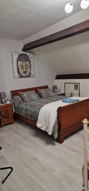 Iron/ironing board, internet, bed sheets - "Buddha" Single Room (sleeps 3), ideal for sporting events. (Le Mans)