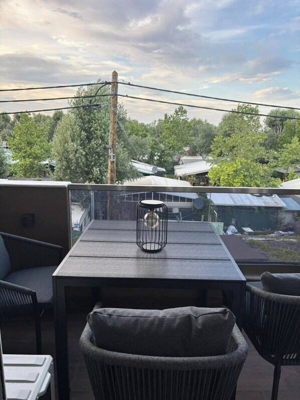 Outdoor dining - Beachfront Studio with 2 Pools, Free Parking & Wi-Fi in Korinos (Korinos)
