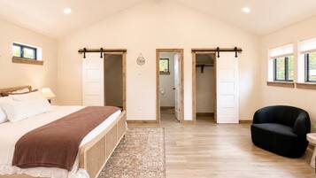 4 bedrooms, travel crib, WiFi, bed sheets