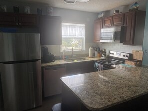 Private kitchen - Excellent 3-bedroom condo in North Myrtle Beach (North Myrtle Beach)