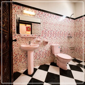Amenidades de baño gratuitas, secadora de cabello, jabón, papel de baño 
