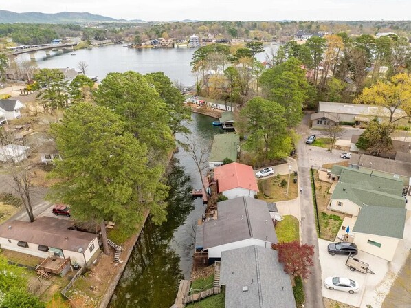 Ett bostadsområde med hus, en flod och en bro.