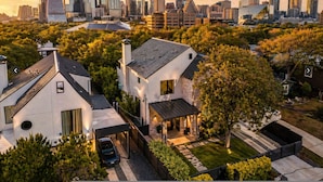 House - New Build Downtown Views Pool Spa Walkable (Austin)