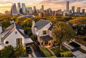 House - New Build Downtown Views Pool Spa Walkable (Austin)