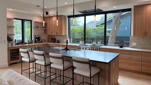 House - New Build Downtown Views Pool Spa Walkable (Austin)