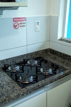 4 人部屋 | 専用キッチン | 小型冷蔵庫、電子レンジ、コンロ、調理器具と食器