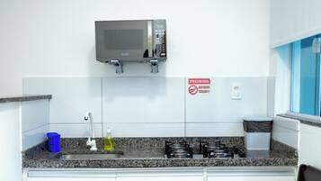 Triple Room | Private kitchen | Mini-fridge, microwave, stovetop, cookware/dishes/utensils