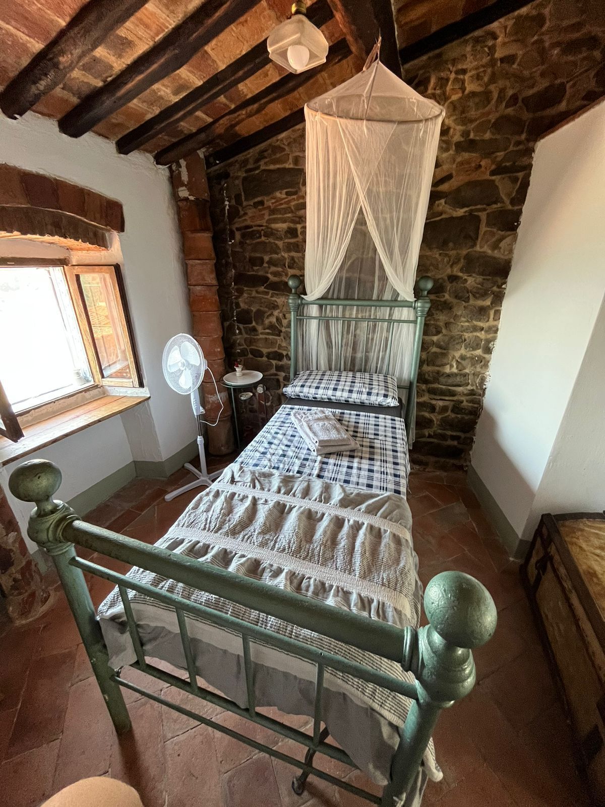 2 habitaciones, tabla de planchar con plancha, wifi y ropa de cama 
