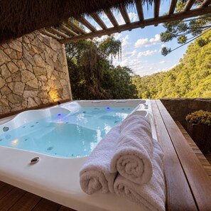 Outdoor spa tub - Majovi Casa & Spa: The best of luxury in Campos do Jordão. (Campos do Jordão)