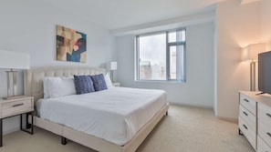Desk, iron/ironing board, WiFi, bed sheets - Walk to Restaurants | Modern Apt (Cambridge, MA)
