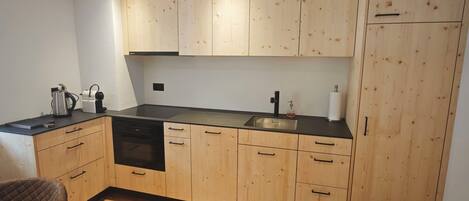 Fridge, oven, dishwasher, cookware/dishes/utensils