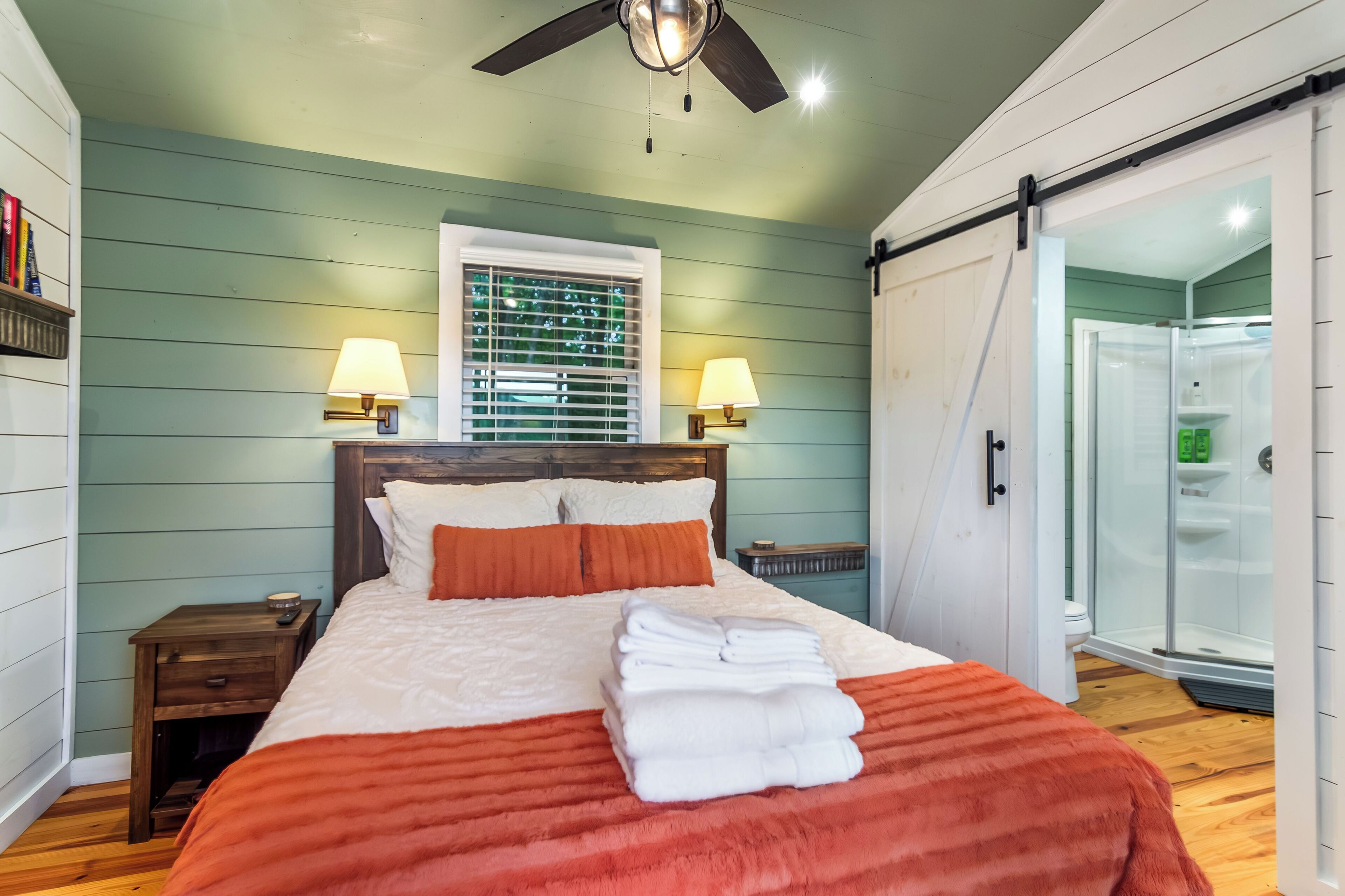 2 bedrooms, desk, iron/ironing board, WiFi