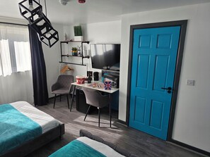 Desk, laptop workspace, blackout drapes, iron/ironing board - Guesthouse-Perfect for BHX & NEC (Marston Green)