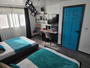 Desk, laptop workspace, blackout drapes, iron/ironing board - Guesthouse-Perfect for BHX & NEC (Marston Green)