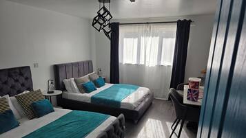 Chambre Deluxe double ou avec lits jumeaux | Bureau, espace de travail pour ordinateurs portables