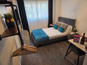 Desk, laptop workspace, blackout drapes, iron/ironing board - Guesthouse-Perfect for BHX & NEC (Marston Green)