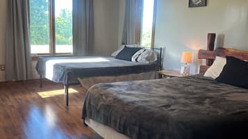 2 bedrooms, desk, WiFi, bed sheets
