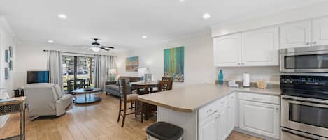 Condo, 1 cama Queen size y sofá cama (Seaside Beach & Racquet 2101) | Interior