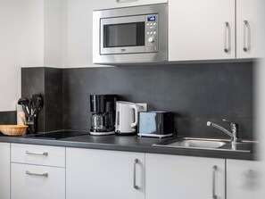 Kühlschrank, Ofen, Geschirrspüler, Kochgeschirr/Geschirr/Besteck