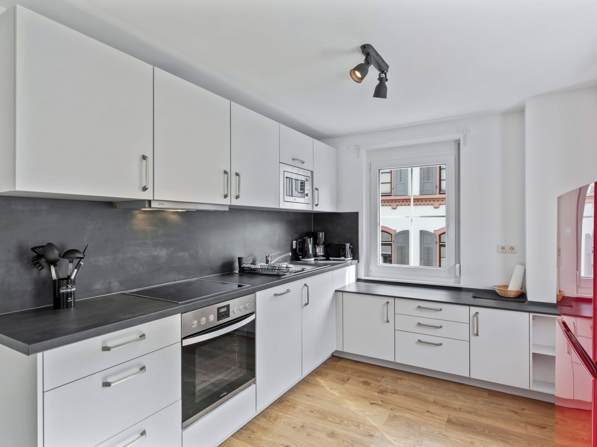 Kühlschrank, Mikrowelle, Ofen, Geschirrspüler