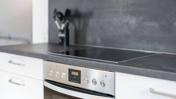 Kühlschrank, Mikrowelle, Ofen, Geschirrspüler