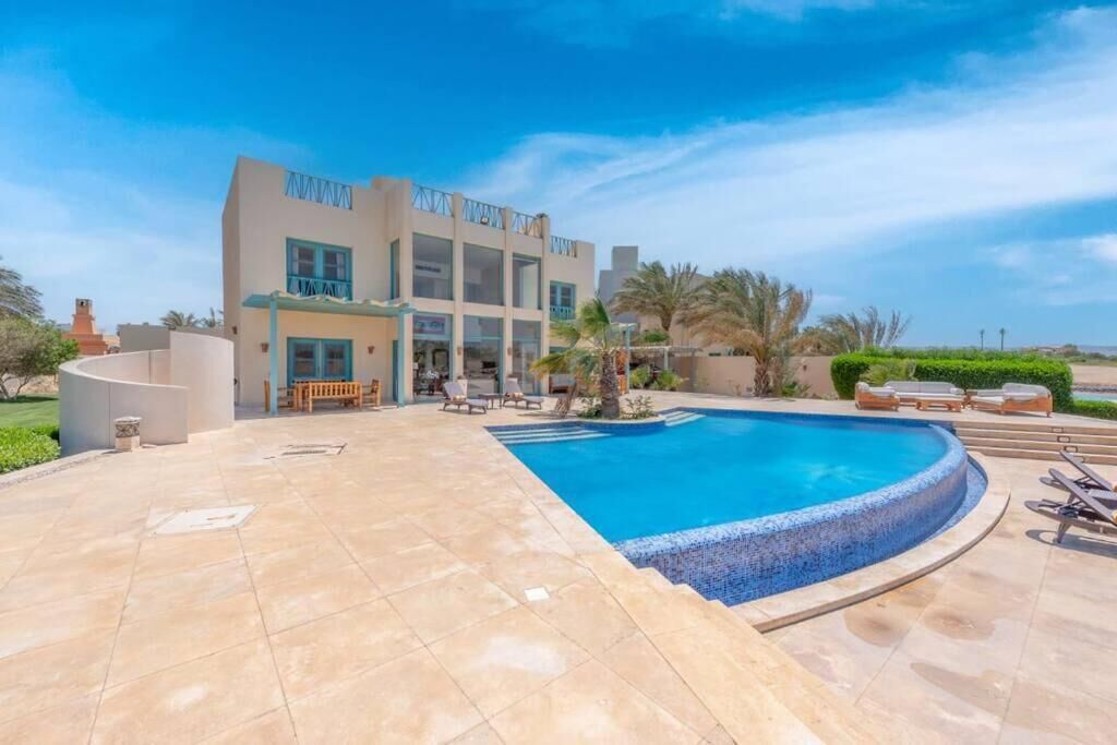 10 outdoor pools