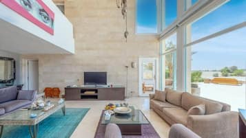 Villa, Lake View | Living area