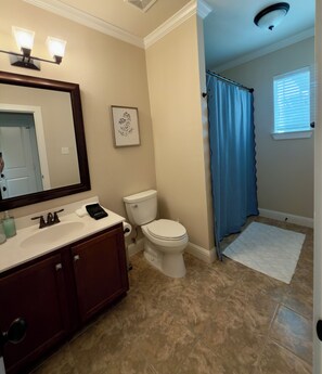 Bañera de hidromasaje, secador de pelo, bidet, toallas
