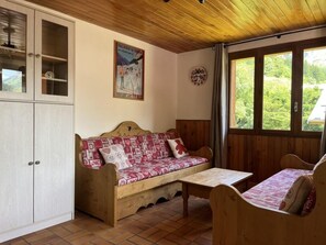 A cozy room with a wooden bench, a small table, and a cabinet. - 300m from ski slopes, 1st floor, tv, ski locker, 57m², Pralognan-la-Vanoise (Pralognan-la-Vanoise)