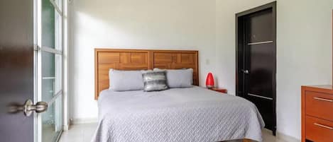 5 bedrooms, iron/ironing board, WiFi, bed sheets