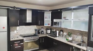 Private kitchen - Family-Friendly Country Retreat with a Pool and Garden (Huaxtla)