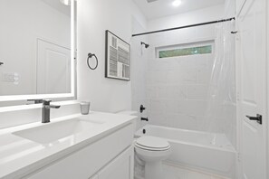 Dusche, Haartrockner, Handtücher, Toilettenpapier
