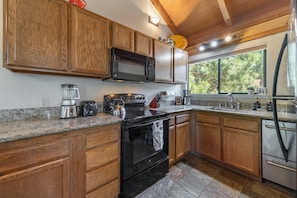 Coffee/tea maker, fridge, microwave, oven - Cozy Northstar Retreat Near Trails & Village (Truckee)
