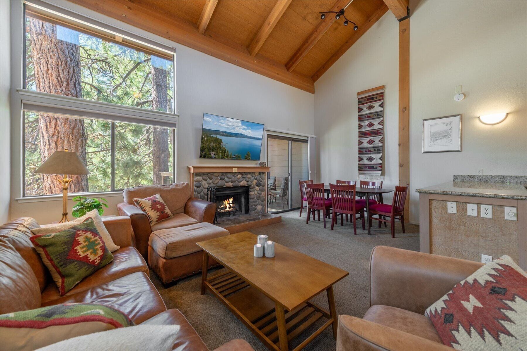 Smart TV, fireplace