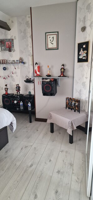 Interior - A cozy Japanese-style room, ideal for sporting events at the racetrack. (Le Mans)