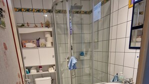 Kylpyhuone, jossa on wc, suihku ja pesuallas.