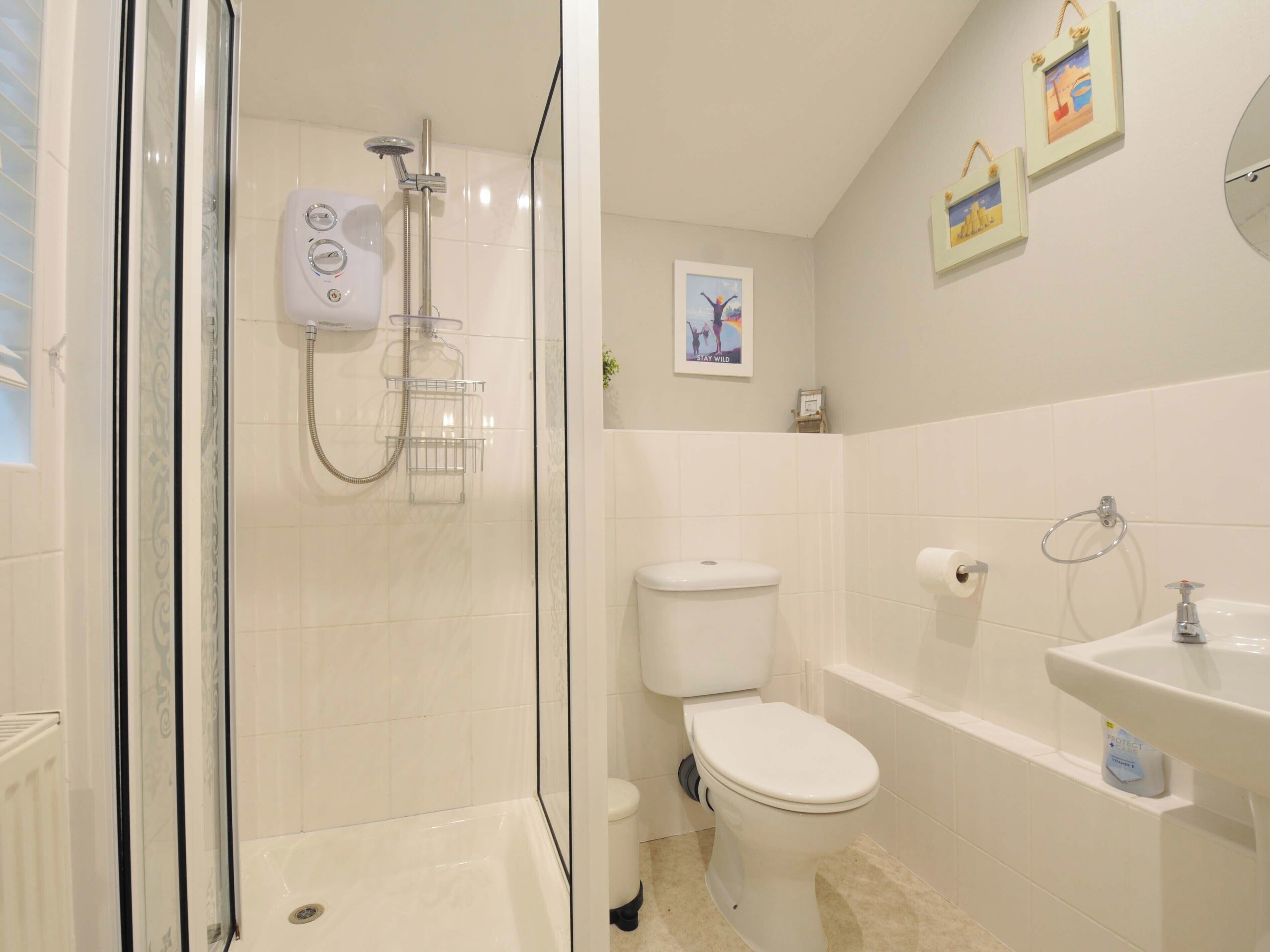Un baño con ducha de vidrio, inodoro, bañera y lavamanos.