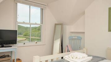 Cottage | 4 bedrooms, WiFi (free), individually decorated, individually furnished