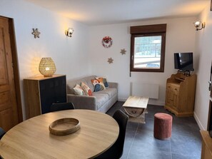 A cozy living room with a sofa, a dining table, and a TV. - Balcony, tv, 30m², Pralognan-la-Vanoise (Pralognan-la-Vanoise)