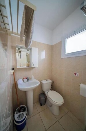 Shower, hair dryer, towels, soap - Peyia Pearl 32 – Elevated Sea View Studio (Pegeia)