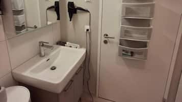 Sèche-cheveux, serviettes fournies, savon, papier toilette