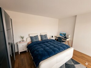 1 dormitorio, tabla de planchar con plancha, Internet y ropa de cama