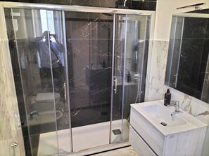Dusche, Whirlpool, Haartrockner, Bidet