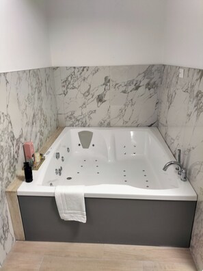 Dusche, Whirlpool, Haartrockner, Bidet