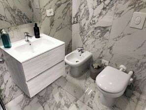 Dusche, Whirlpool, Haartrockner, Bidet