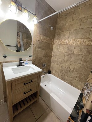 Secadora de cabello, toallas, jabón, papel de baño