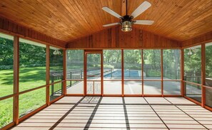 Terrace/patio - Private Pool - Hot Tub - Sauna - Game Room - Pets (Sun Prairie)