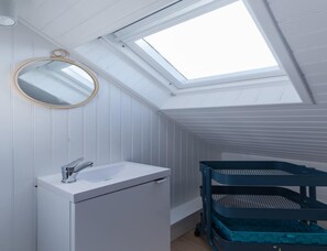 A room with a skylight, a round mirror, a sink, and a bunk bed. - House in Landunvez Near Plage de Penfoul (Landunvez)