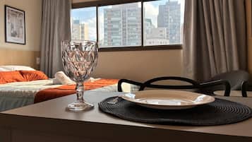 Comfort-Apartment, 1 Queen-Bett, Küche, Stadtblick | Bügeleisen/Bügelbrett, kostenloses WLAN