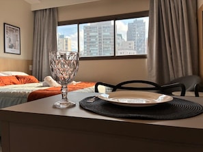 Apartemen Comfort, 1 Tempat Tidur Queen, dapur, pemandangan kota | Setrika/meja setrika dan Wi-Fi gratis
